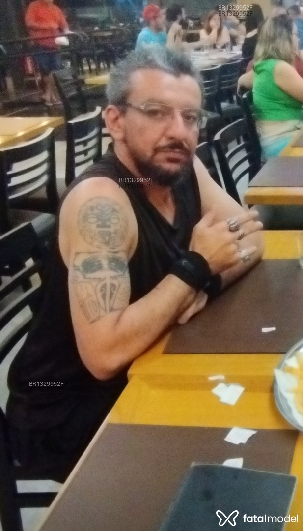 Acompanhante homem com cabelo grisalho de olhos castanhos em Belo Horizonte - garcia