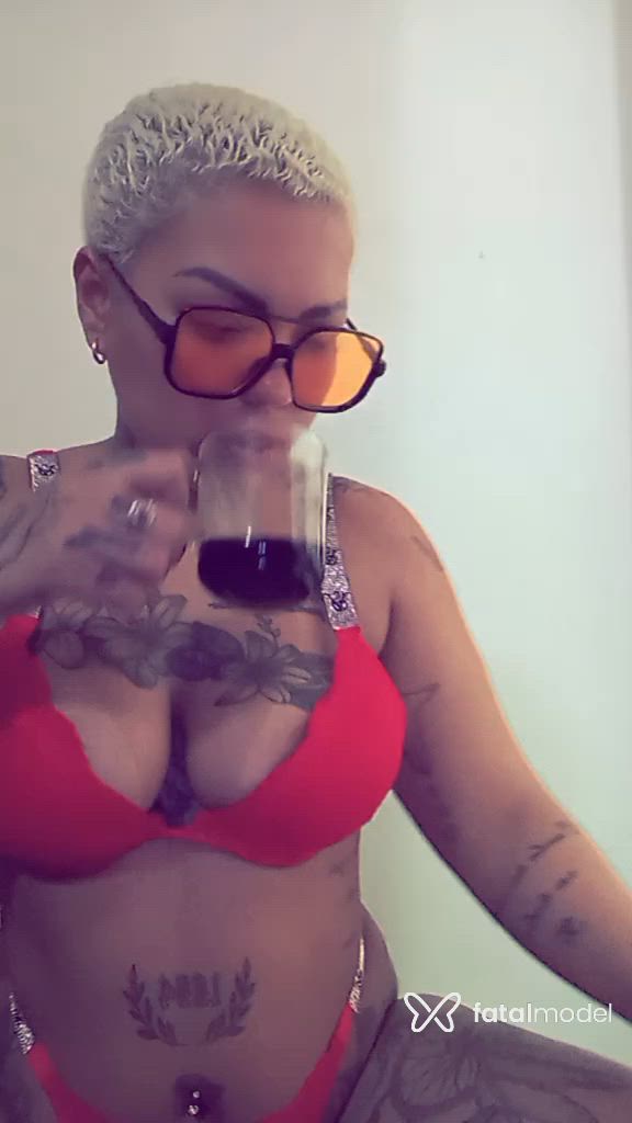 Acompanhante mulher com cabelo castanho de olhos castanhos - Brenda Emanuelle