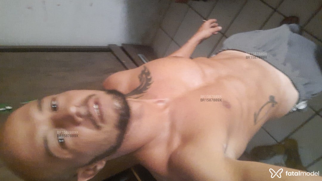Acompanhante homem sem cabelo de olhos castanhos em Garopaba - Edgar
