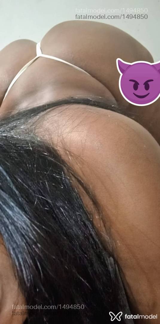 Acompanhante mulher com cabelo colorido de olhos pretos - Kelly
