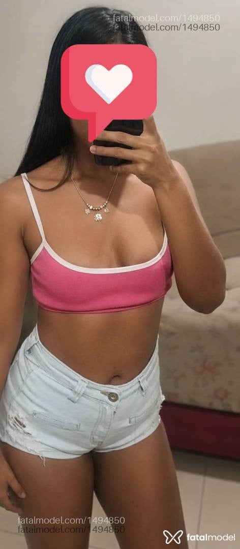 Acompanhante mulher com cabelo colorido de olhos pretos - Kelly