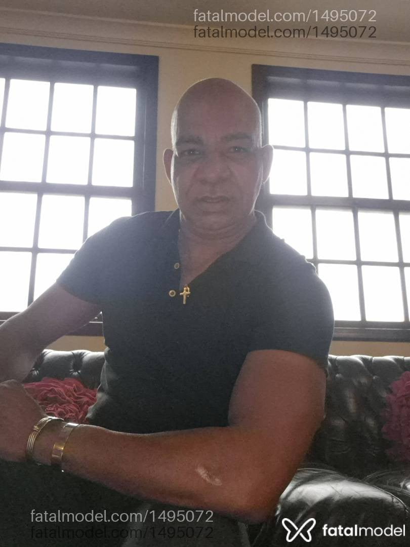 Acompanhante homem sem cabelo de olhos castanhos - Roberts