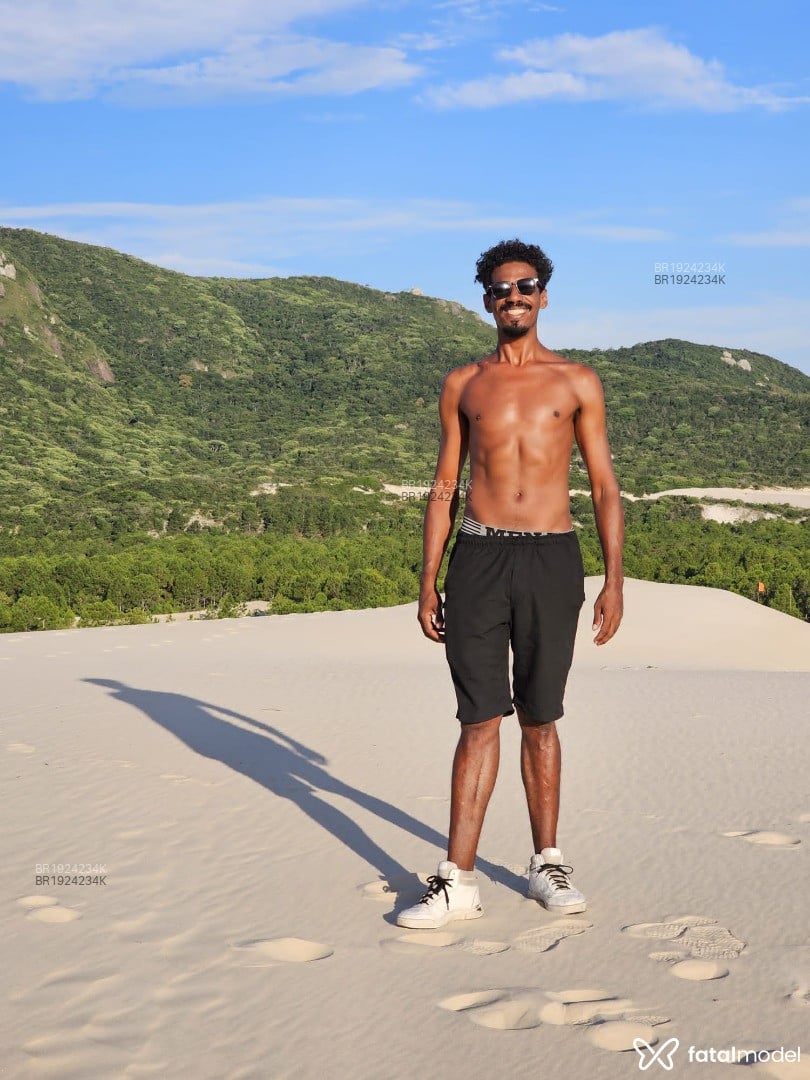 Acompanhante homem morena (o) de olhos mel em Marília - OLIVER