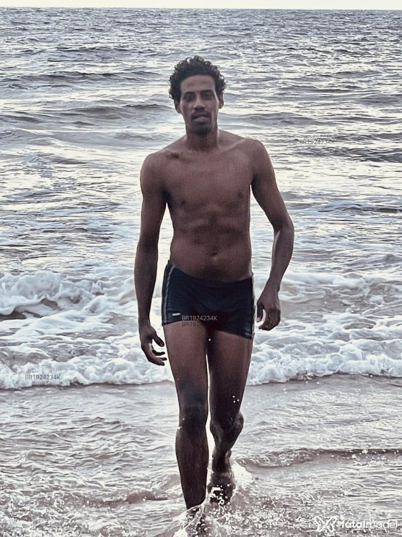 Acompanhante homem morena (o) de olhos mel em Marília - OLIVER