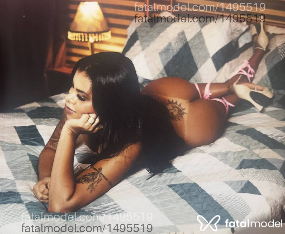Acompanhante mulher morena (o) de olhos pretos - Lavínia Castro