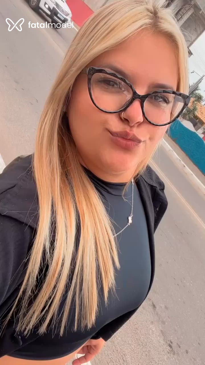 Acompanhante mulher com cabelo castanho de olhos pretos - Karina Prado