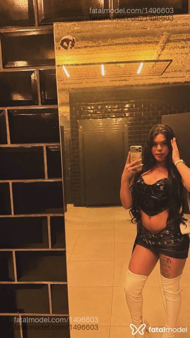 Acompanhante mulher trans morena (o) de olhos pretos - Victoria Costa