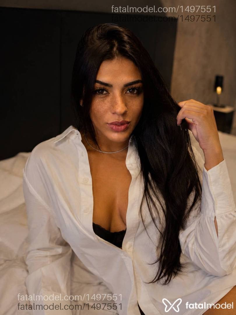 Acompanhante mulher com cabelo castanho de olhos castanhos - Alice Alencar