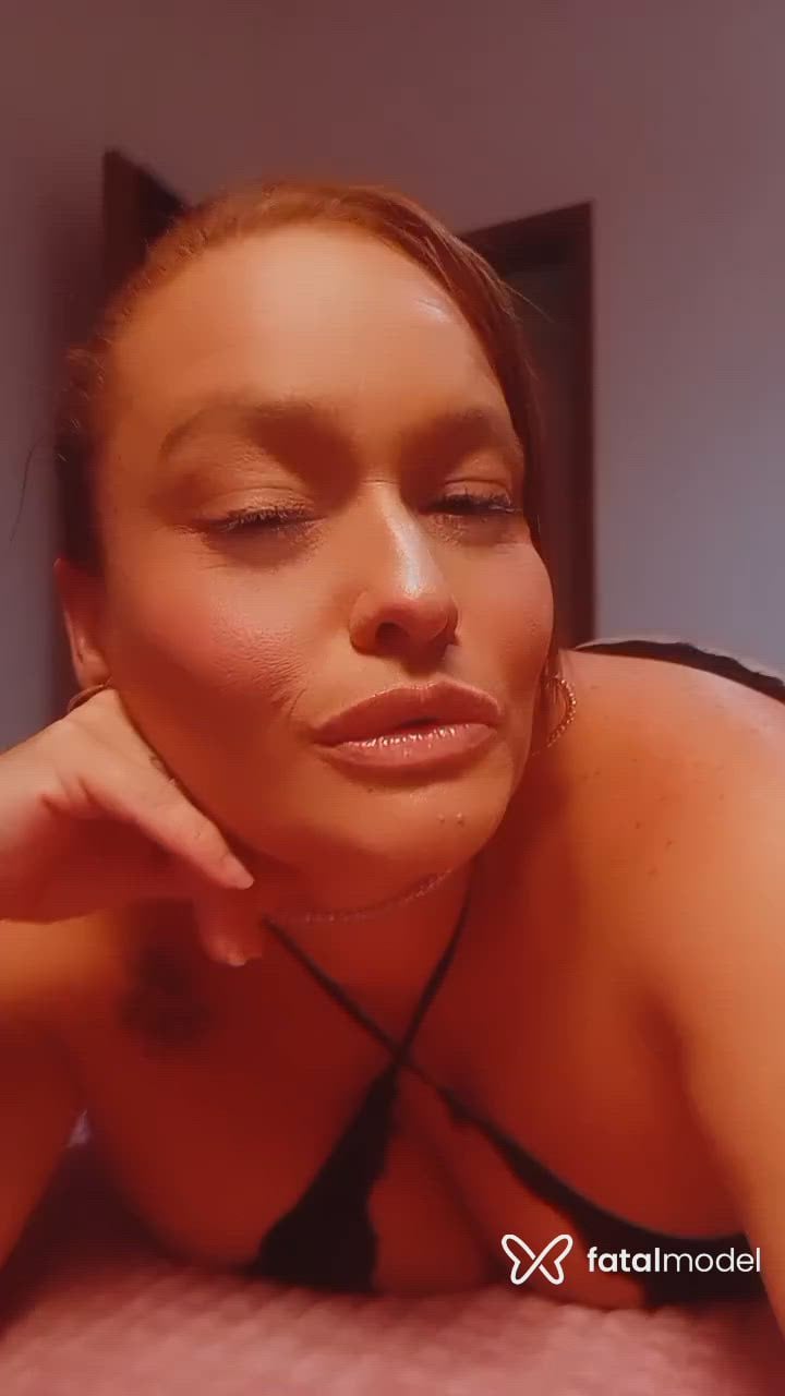 Acompanhante mulher ruiva (o) de olhos castanhos - Zarah Gucci