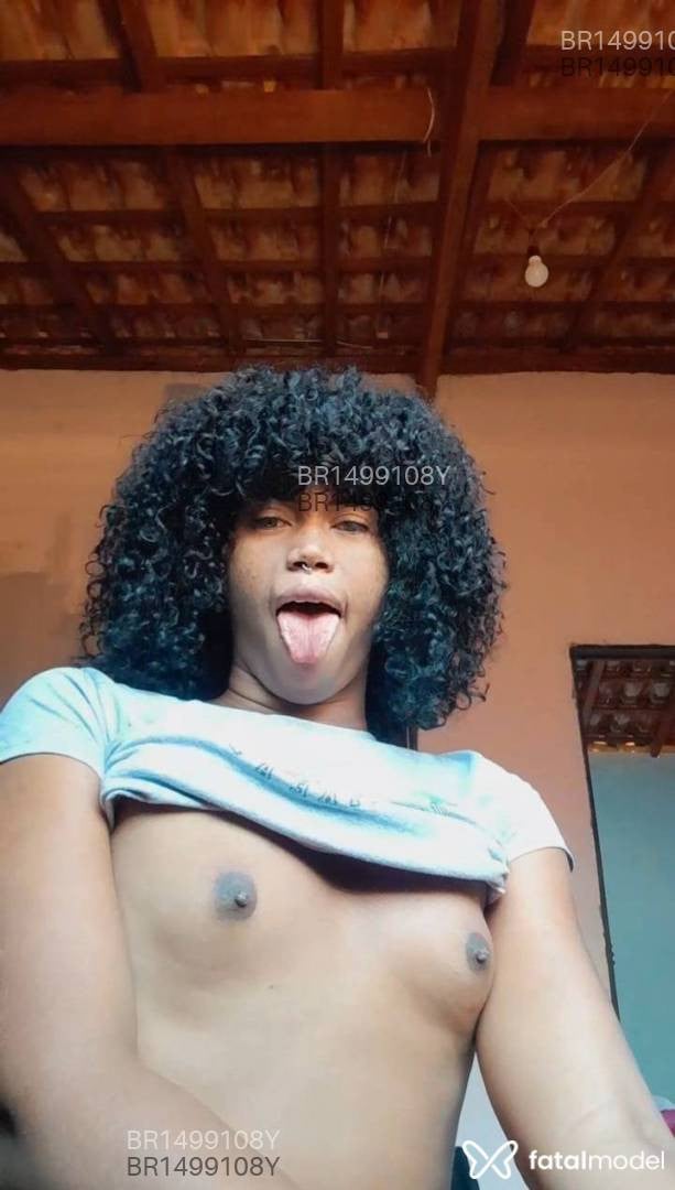 Acompanhante mulher trans com cabelo grisalho de olhos pretos em Campo Grande - Vitorya Alves
