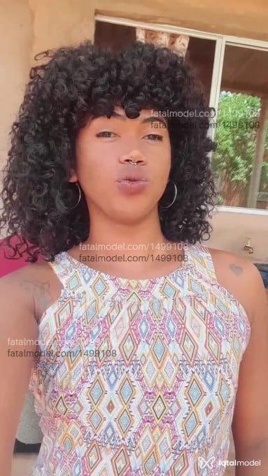 Acompanhante mulher trans com cabelo grisalho de olhos pretos em Campo Grande - Vitorya Alves