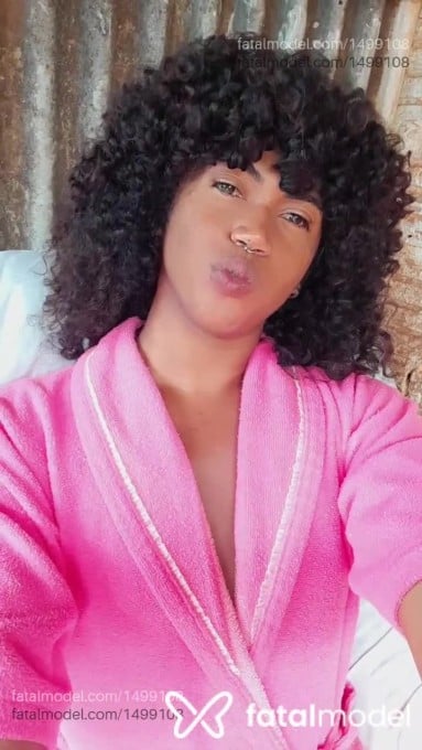 Acompanhante mulher trans com cabelo grisalho de olhos pretos em Campo Grande - Vitorya Alves