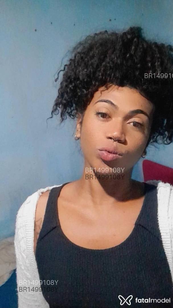 Acompanhante mulher trans com cabelo grisalho de olhos pretos em Campo Grande - Vitorya Alves