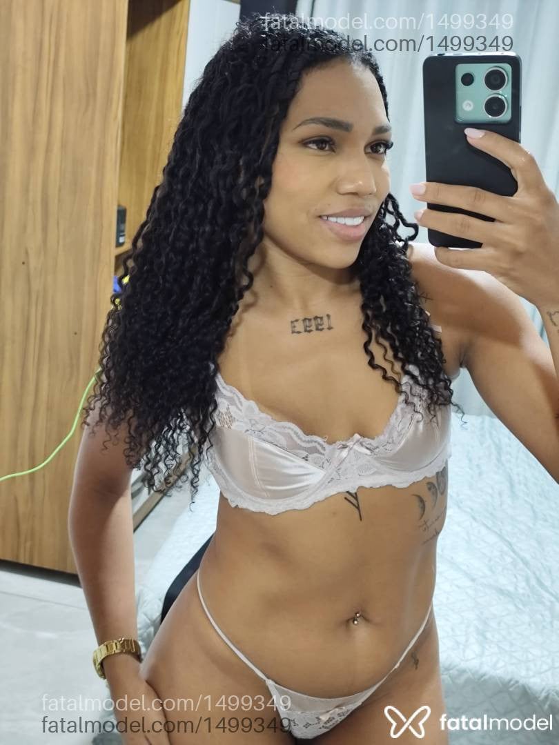Acompanhante mulher com cabelo castanho de olhos verdes - Sthefany Vidal