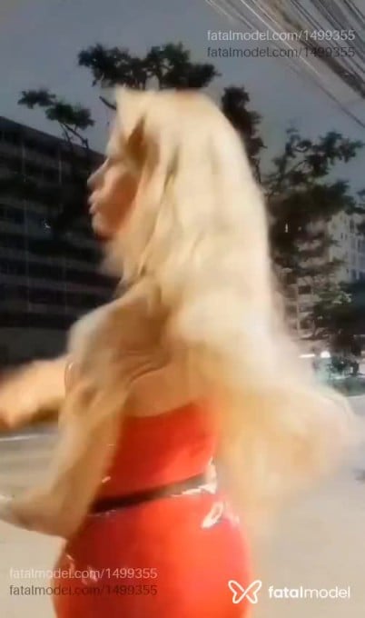Acompanhante mulher trans loira (o) de olhos castanhos - Antonella