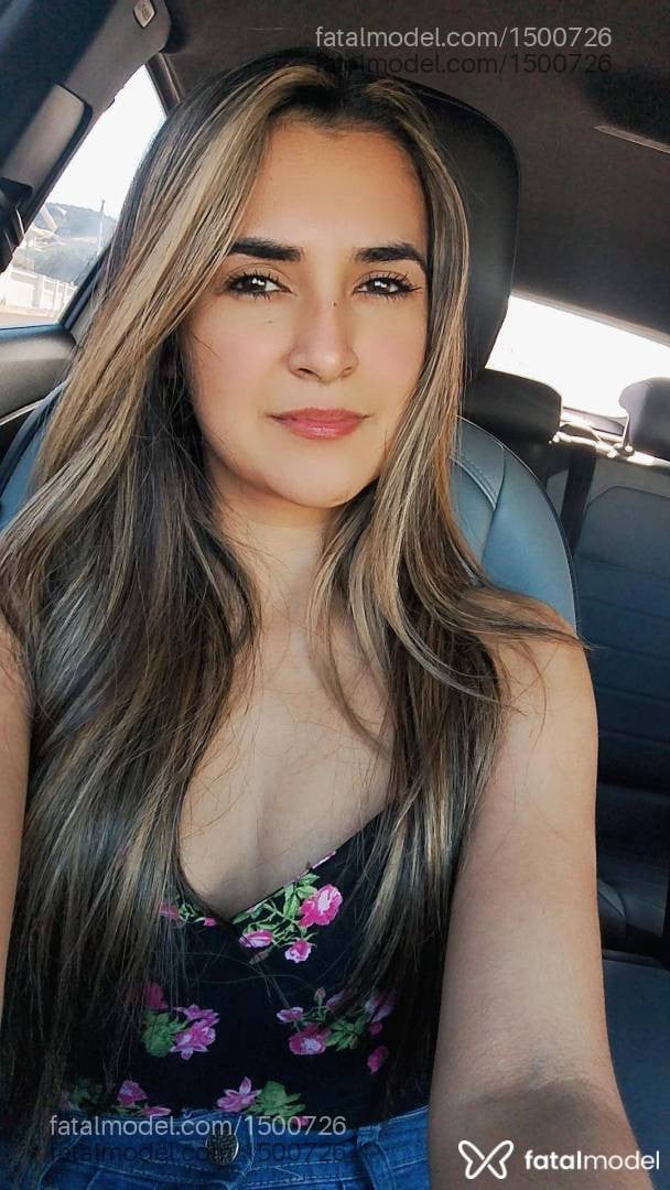 Acompanhante mulher com cabelo castanho de olhos azuis - Karol