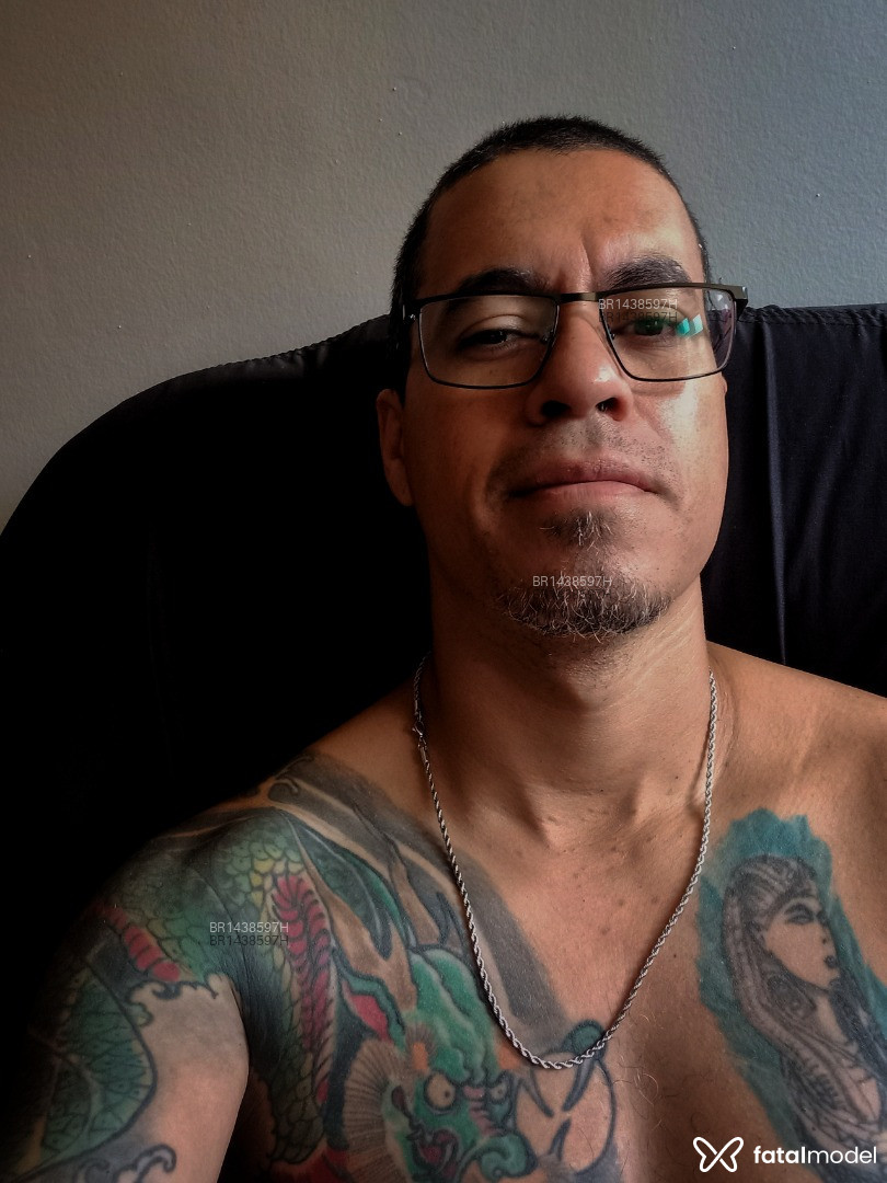 Acompanhante homem com cabelo castanho de olhos castanhos em Cascavel - Logan
