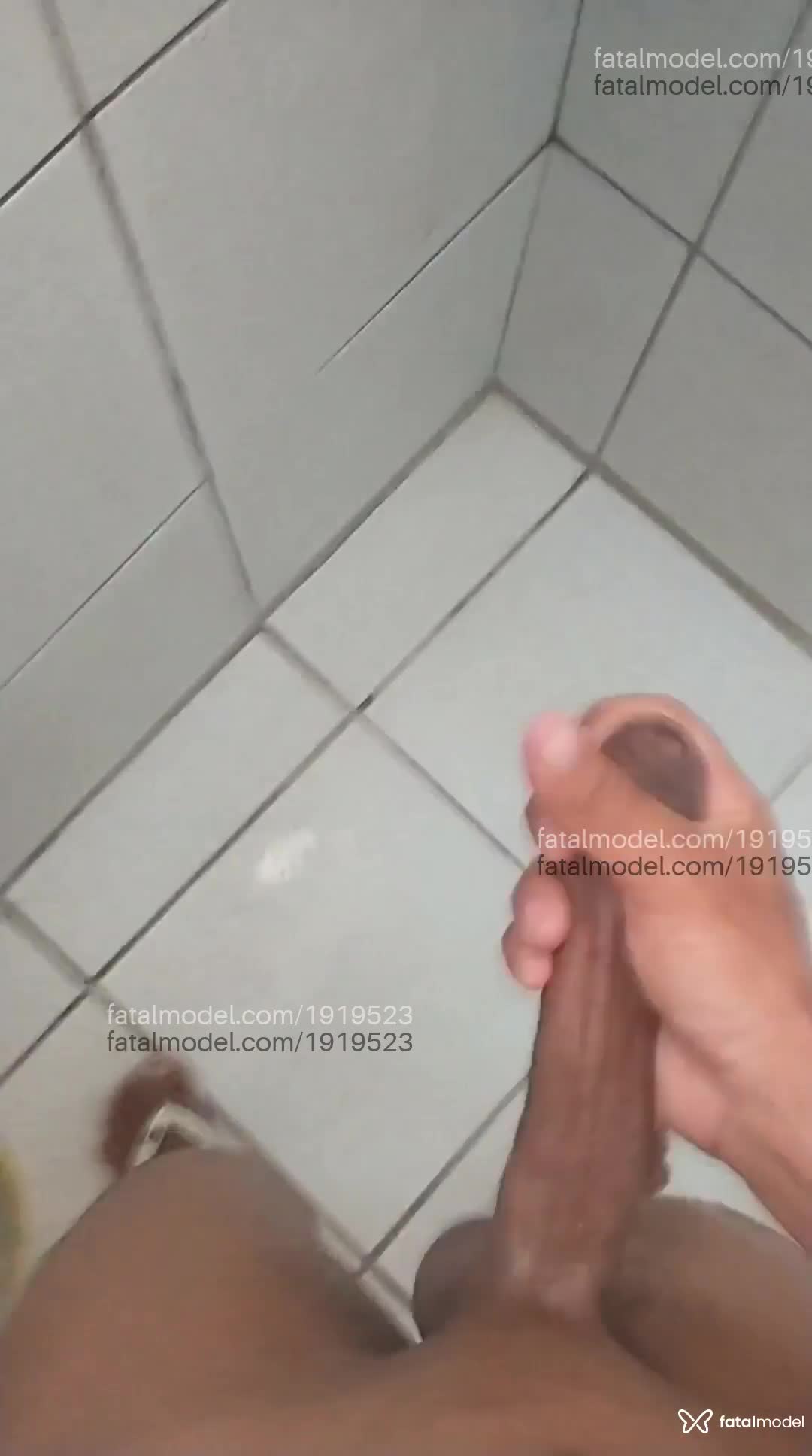 Acompanhante homem com cabelo colorido de olhos castanhos - Moreninho Acompanhante homem com cabelo colorido de olhos castanhos - Moreninho
