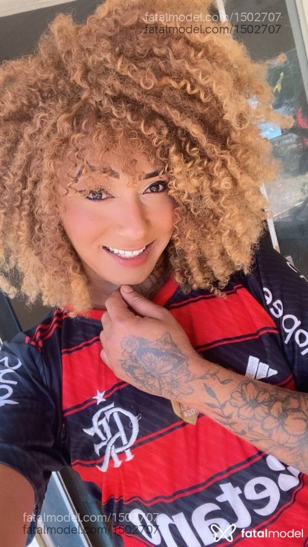 Acompanhante travesti com cabelo castanho de olhos pretos - Ravena Costa