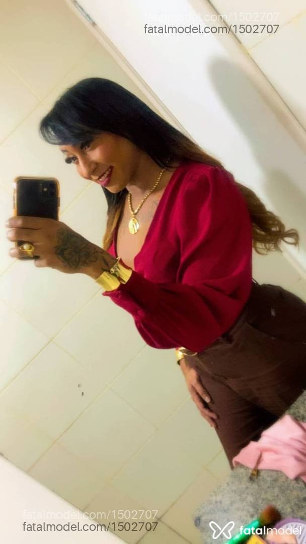Acompanhante travesti com cabelo castanho de olhos pretos - Mel
