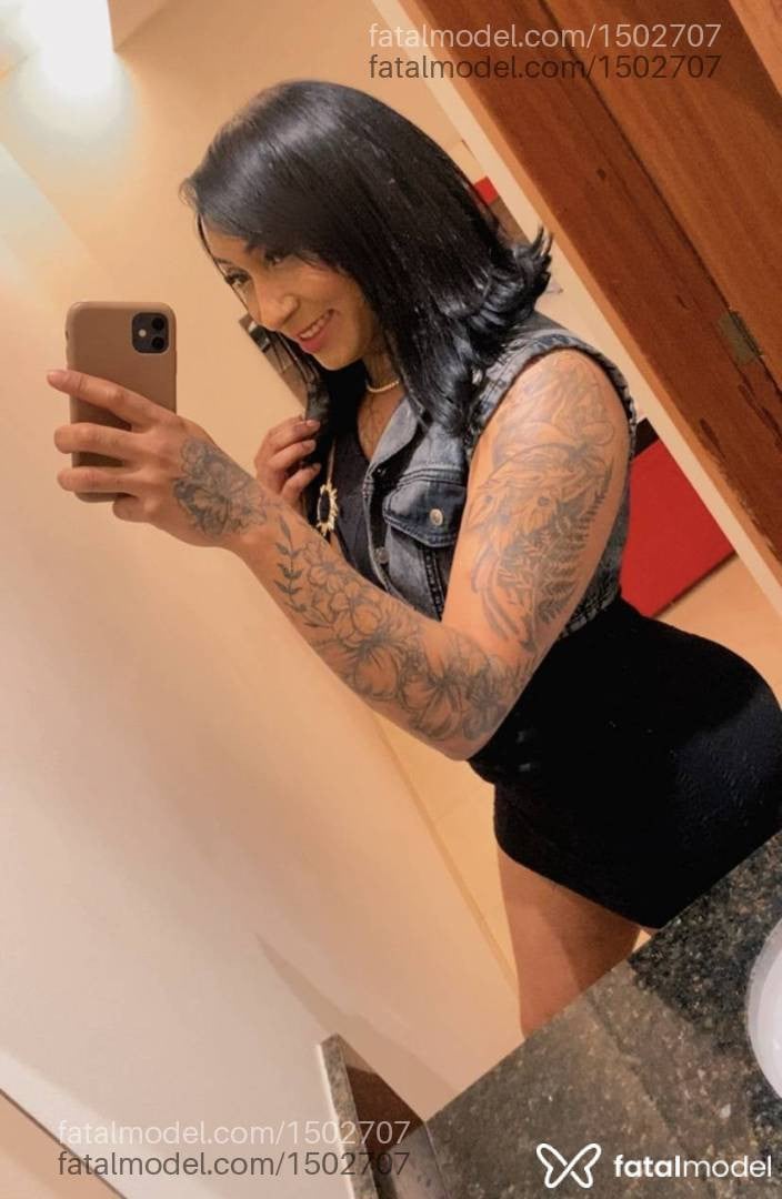Acompanhante travesti com cabelo castanho de olhos pretos - Ravena Costa