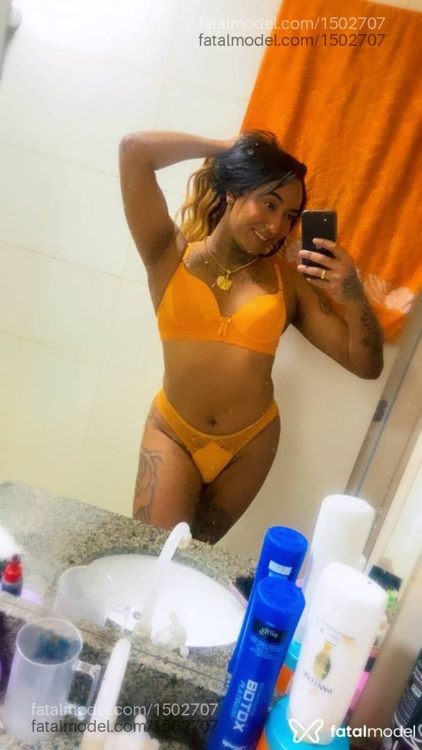 Acompanhante travesti com cabelo castanho de olhos pretos - Mel