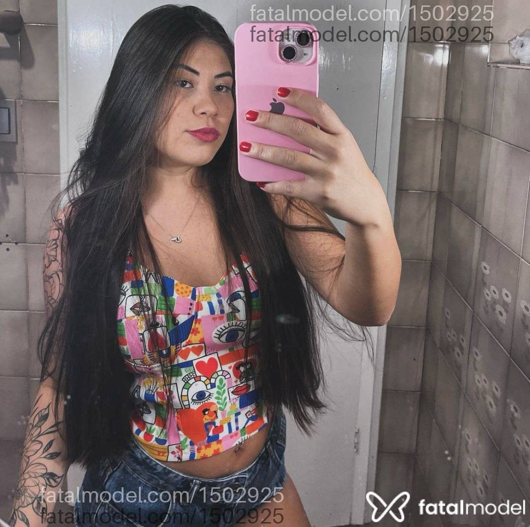 Acompanhante mulher com cabelo castanho de olhos castanhos - Lari Ribeiro