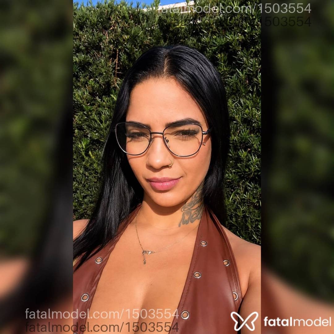 Acompanhante mulher morena (o) de olhos pretos - Larissa Duarte