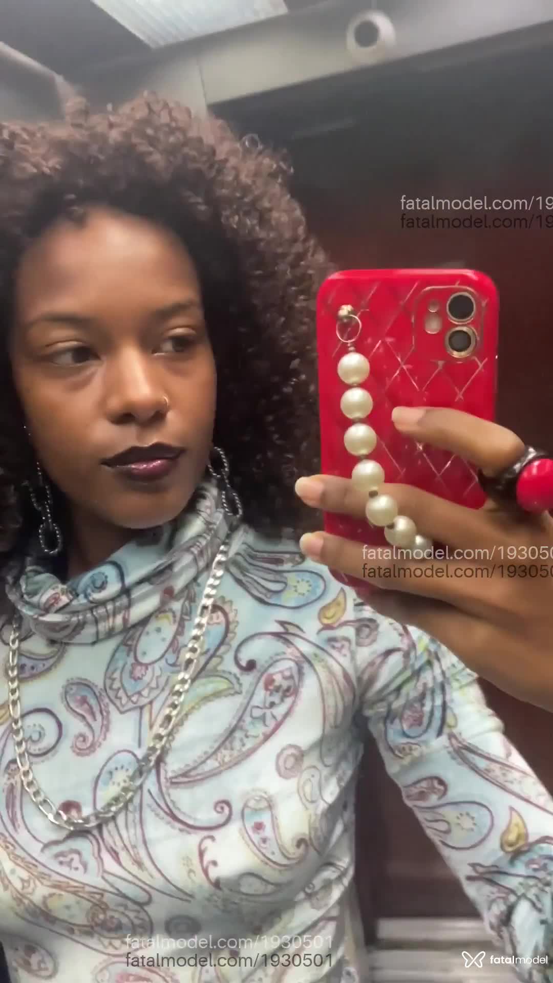 Acompanhante mulher com cabelo castanho de olhos castanhos em Campinas - Crespa