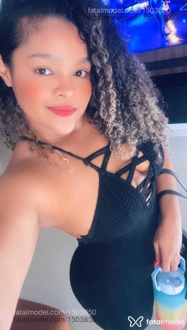 Acompanhante mulher loira (o) de olhos castanhos - Luara Diniz