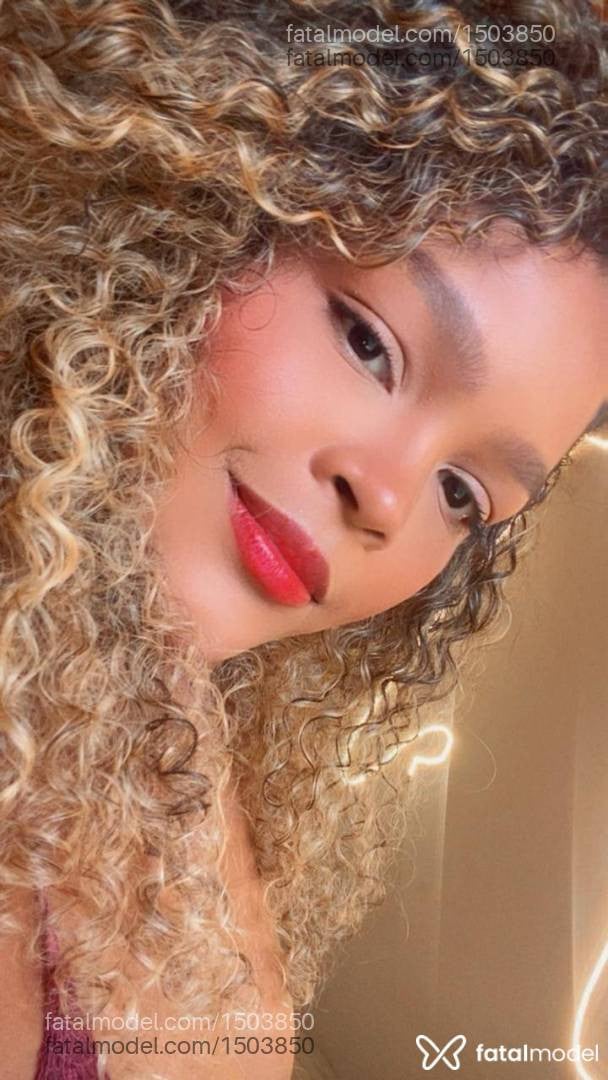 Acompanhante mulher loira (o) de olhos castanhos - Luara Diniz