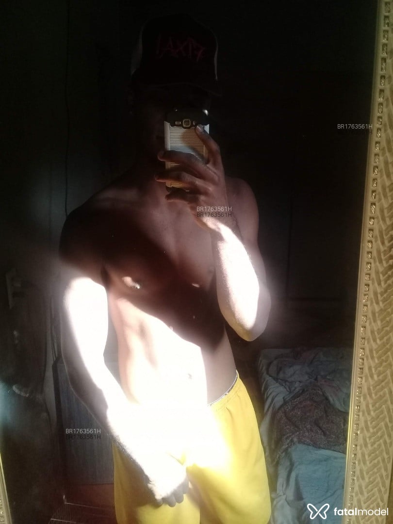 Acompanhante homem morena (o) de olhos pretos em Uberlândia - Pretinho