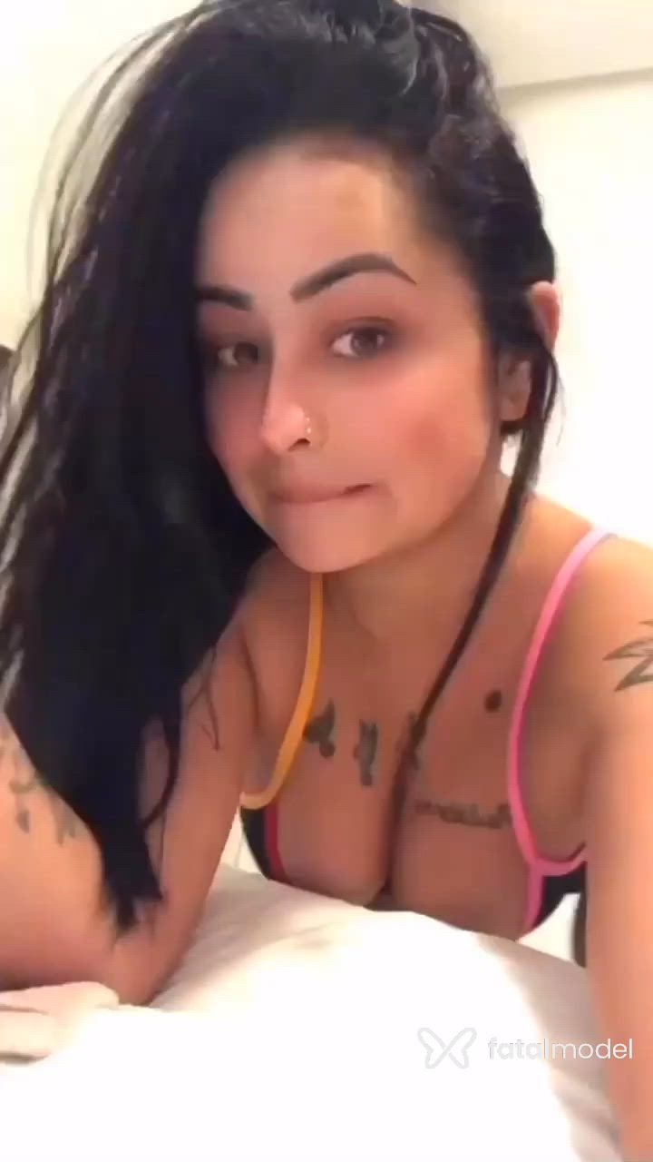 Acompanhante mulher morena (o) de olhos castanhos - Dj BloomTrixx