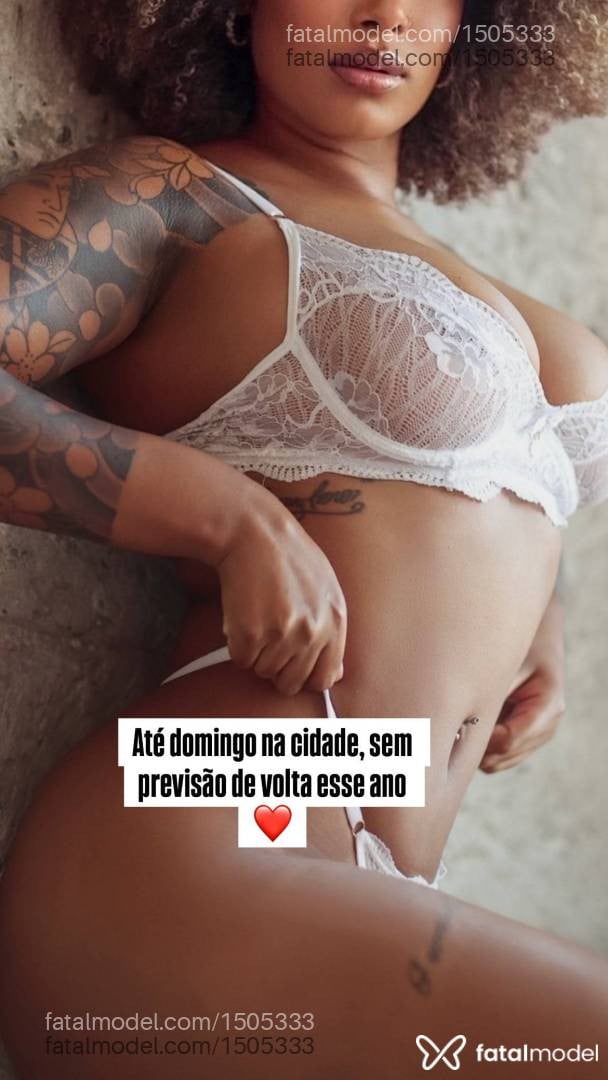 Acompanhante mulher com cabelo colorido de olhos pretos - Bela Loren