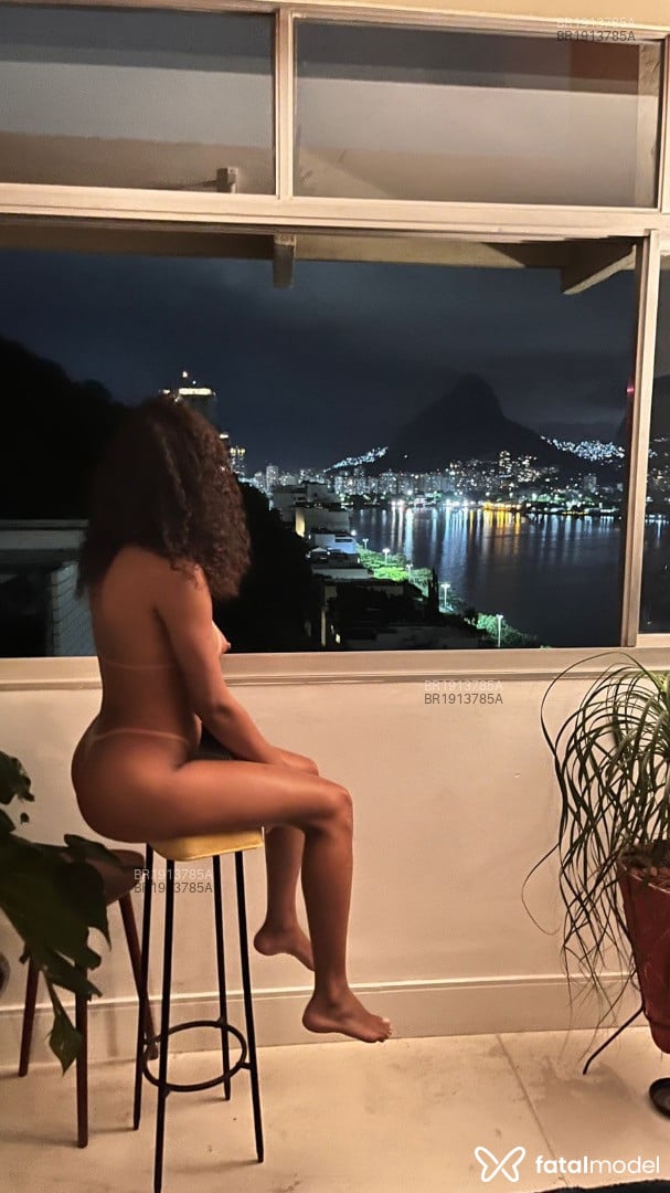 Acompanhante mulher morena (o) de olhos castanhos em Armação dos Búzios - Majju