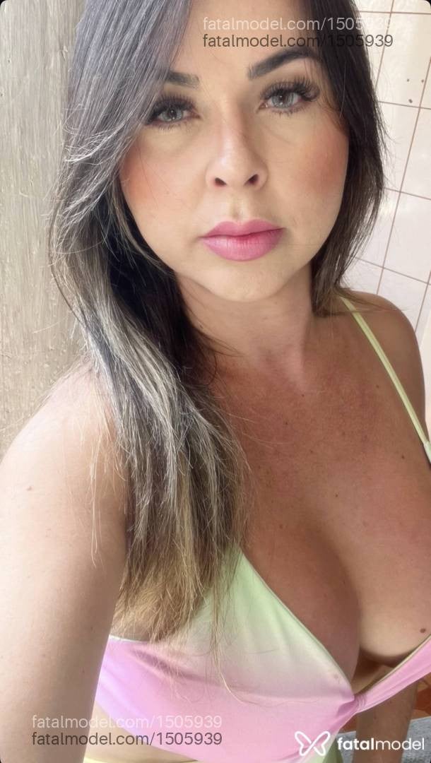 Acompanhante mulher loira (o) de olhos castanhos - Laisa