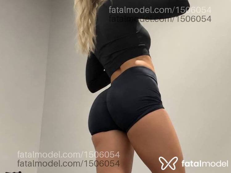 Acompanhante mulher loira (o) de olhos castanhos - Sophia Angell