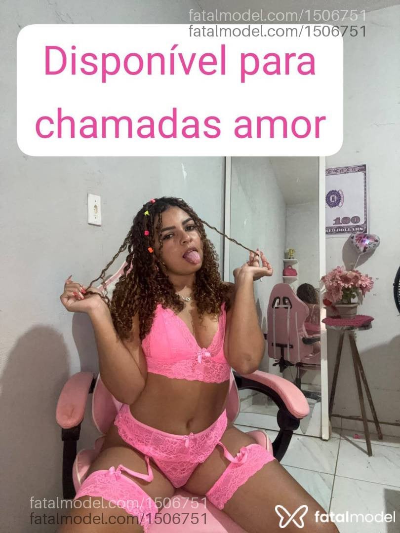 Acompanhante mulher com cabelo colorido de olhos castanhos - Merliahmar