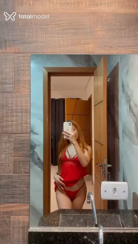 Acompanhante mulher ruiva (o) de olhos pretos - Eva