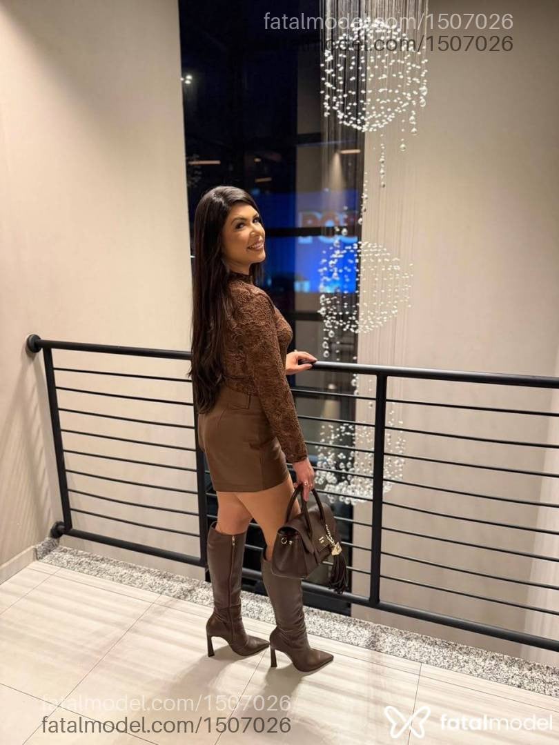 Acompanhante mulher com cabelo castanho de olhos castanhos - Mel