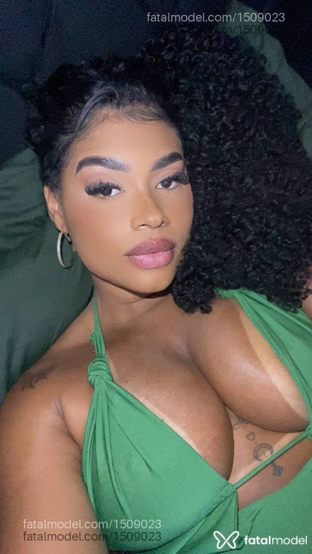 Acompanhante mulher com cabelo castanho de olhos castanhos - Maju Viana