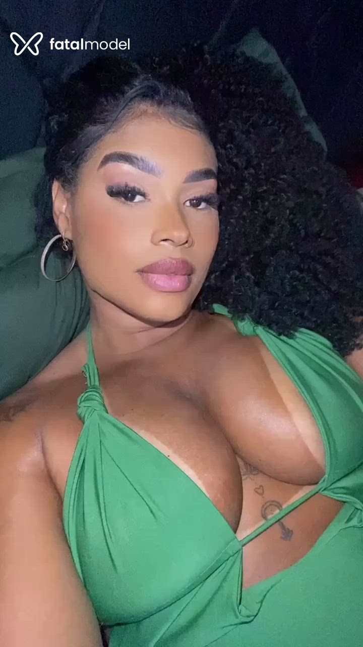 Acompanhante mulher com cabelo castanho de olhos castanhos - Maju Viana