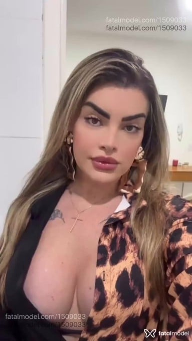 Acompanhante mulher trans loira (o) de olhos castanhos em Virtual Acompanhante mulher trans loira (o) de olhos castanhos em Virtual - Cacau Rosa