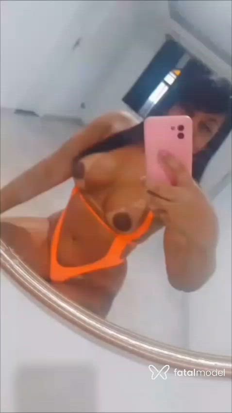 Acompanhante mulher morena (o) de olhos castanhos - Mel Carvalho Acompanhante mulher morena (o) de olhos castanhos - Mel Carvalho