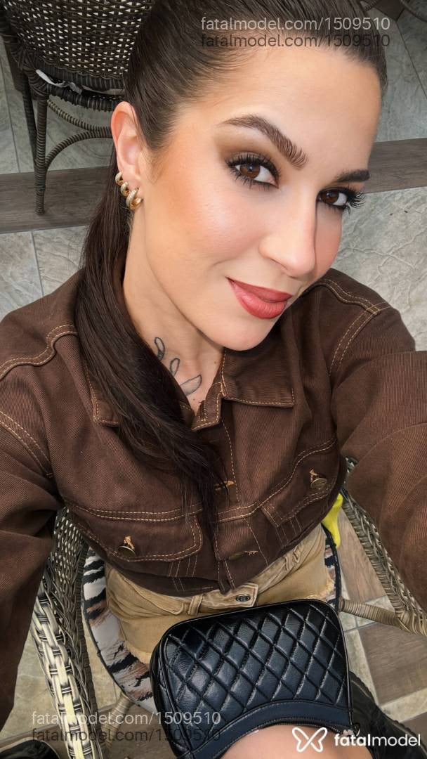 Acompanhante mulher com cabelo castanho de olhos castanhos - Camila Acompanhante mulher com cabelo castanho de olhos castanhos - Camila