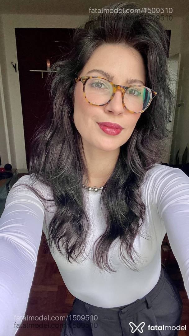 Acompanhante mulher com cabelo castanho de olhos castanhos - Camila