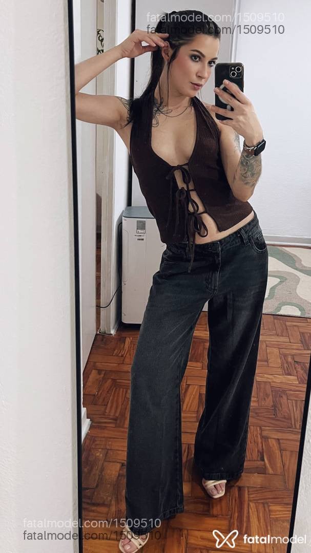 Acompanhante mulher com cabelo castanho de olhos castanhos - Camila
