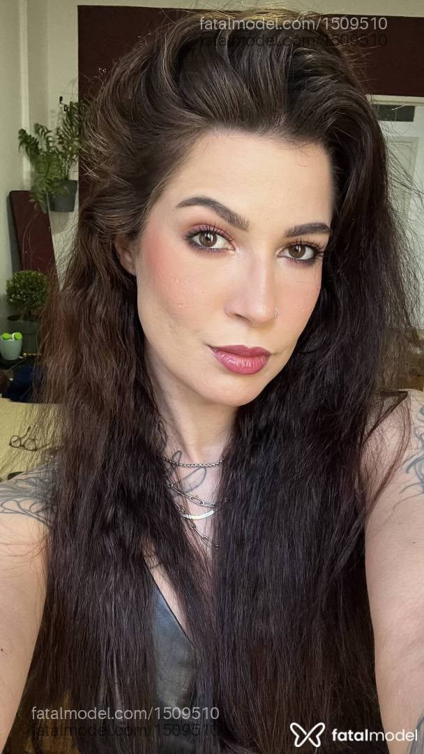 Acompanhante mulher com cabelo castanho de olhos castanhos - Camila