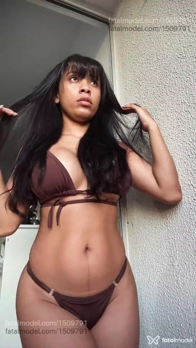 Acompanhante mulher com cabelo castanho de olhos castanhos em Goiânia - Melissa