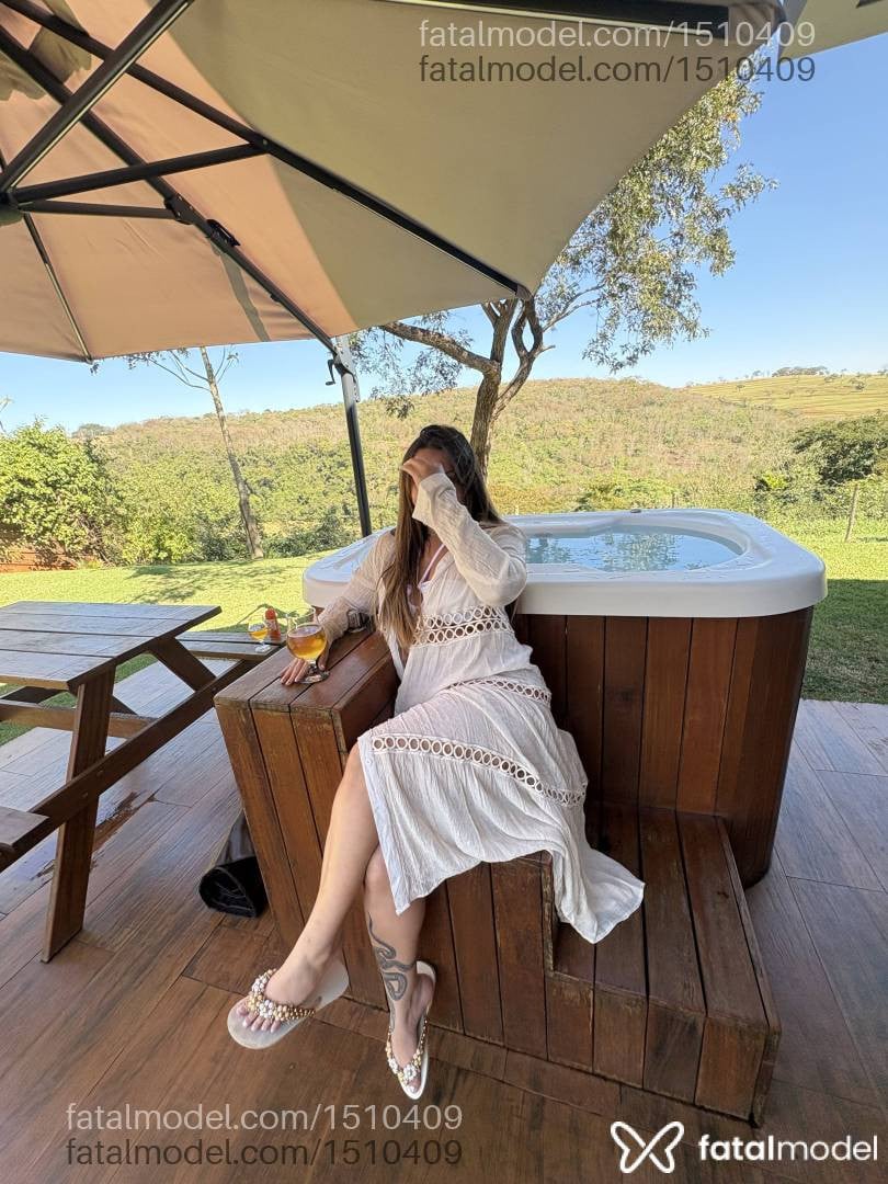 Acompanhante mulher com cabelo castanho de olhos azuis - Livia Soares